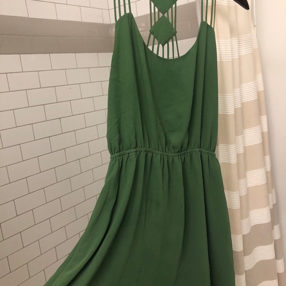 Green dress with intricate back - Picture 3 of 4
